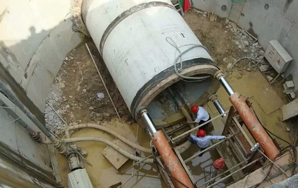 青島泥水平衡頂管機施工現場
