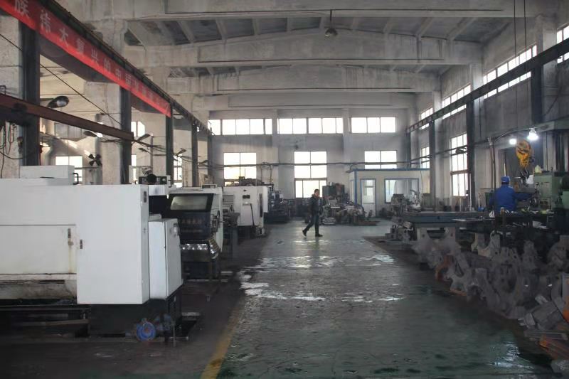 液壓千斤頂生產車間的條幅標語特別醒目