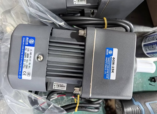 400W永磁減速電機(jī)用在收縮包裝機(jī)上.jpg