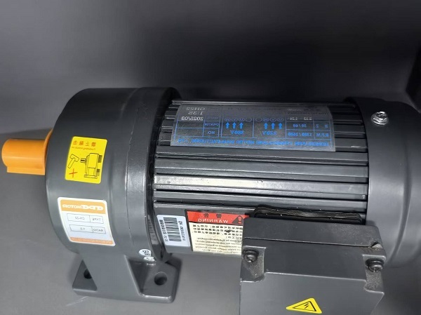 智能高速裱紙壓床機(jī)減速電機(jī).jpg