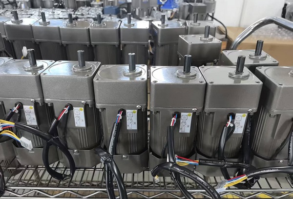 水簾卷放機構電機減速機,300W微型減速電機.jpg 水簾卷放機構電機減速機,300W微型減速電機.jpg
