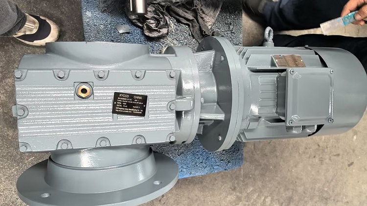 有機肥翻拋機電機減速機,SAF87減速電機5.5KW.jpg 有機肥翻拋機電機減速機,SAF87減速電機5.5KW.jpg