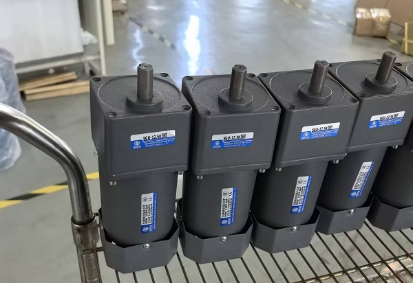 分頁輸送一體機(jī)電機(jī)減速機(jī),6IK250GU-UMF微型減速電機(jī).jpg 分頁輸送一體機(jī)電機(jī)減速機(jī),6IK250GU-UMF微型減速電機(jī).jpg